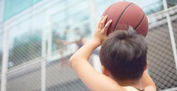 Joven con síndrome de Down marca la diferencia en la final de un juego de básquet-0