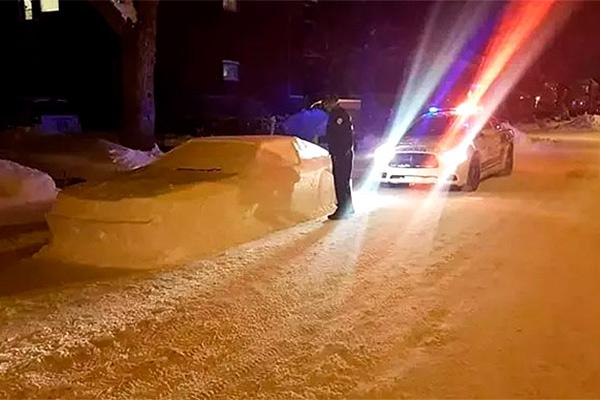 Oficiales de policía quieren multar a un automóvil, pero notan que es de nieve-0