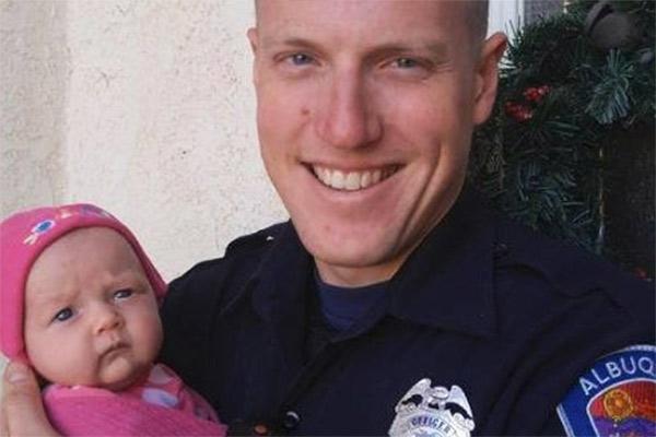 En vez de arrestar a una adicta embarazada, un policía adopta a su bebé-0