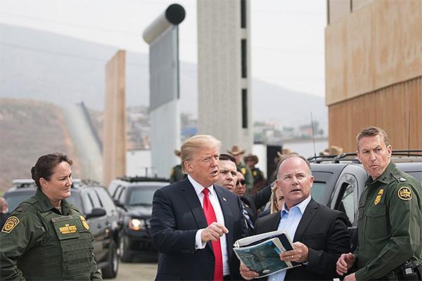 Trump analiza distintos prototipos de muro fronterizo-0